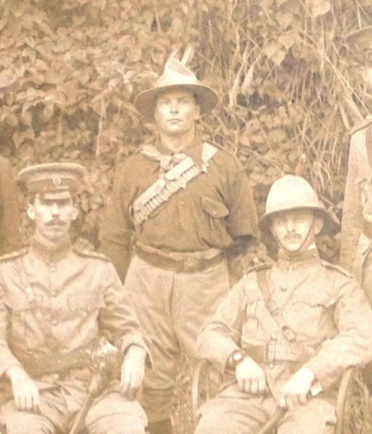 Fotografie z roku 1901, na níž má generál major Baden Powell (vpravo) na ruce náramkové hodinky - více na Watchuseek.