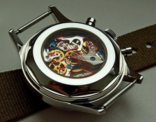 Sea Gul 1963 - hodinky je možné zakoupit i s proskleným dýnkem.