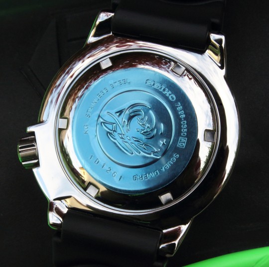 Seiko Monster - při koupi je dýnko hodinek kryto modrou fólií.