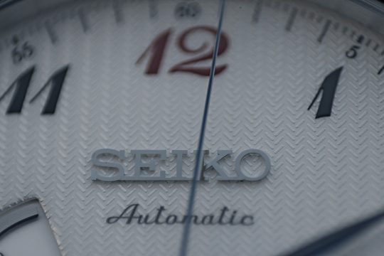 Seiko SPB041J1 - Číselník má mnoho plastických detailů.